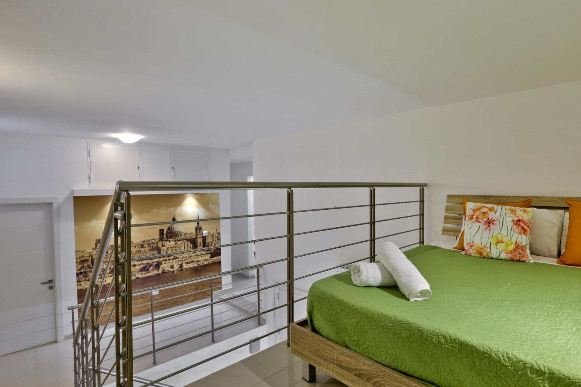 Exquisite 3-Bedroom Duplex Penthouse With Jacuzzi In Valletta Centre Exteriér fotografie