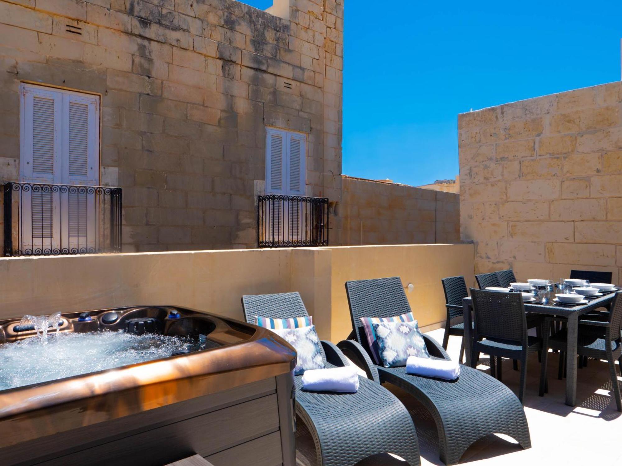 Exquisite 3-Bedroom Duplex Penthouse With Jacuzzi In Valletta Centre Exteriér fotografie