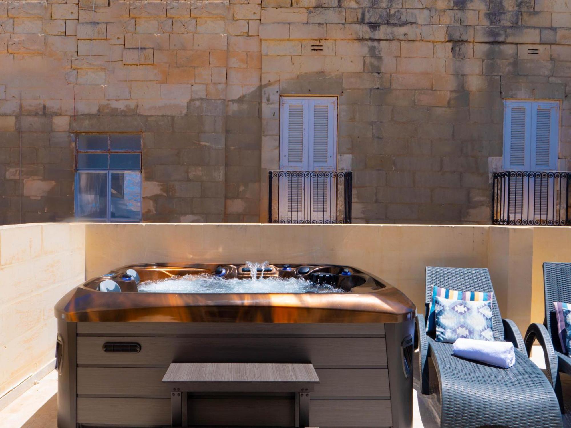 Exquisite 3-Bedroom Duplex Penthouse With Jacuzzi In Valletta Centre Exteriér fotografie