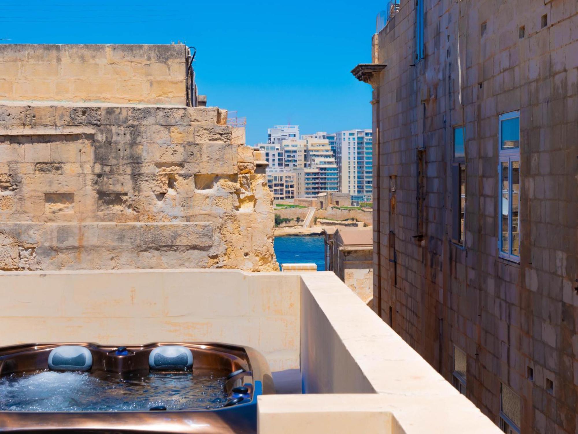 Exquisite 3-Bedroom Duplex Penthouse With Jacuzzi In Valletta Centre Exteriér fotografie